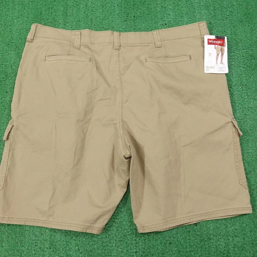 New! Wrangler Shorts‎ Mens 44 Beige Cargo Relaxed Fit Stretch Pockets 10 Inseam
